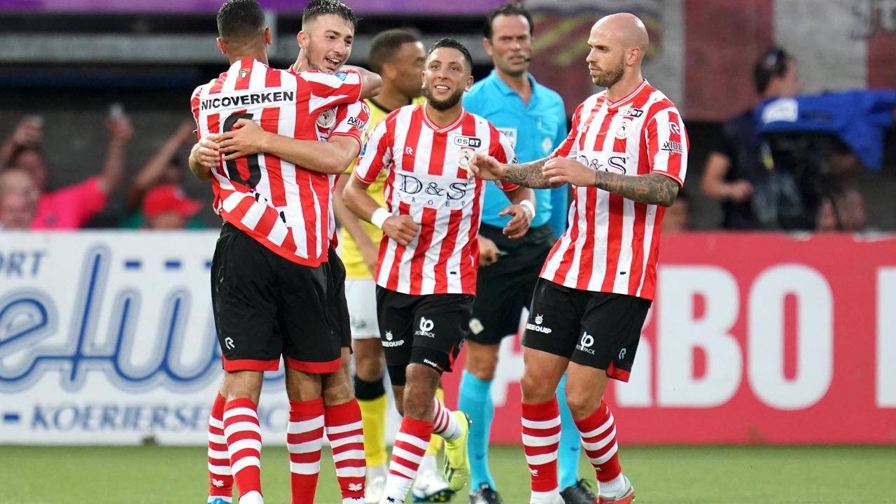 更表明她在 更表明她在